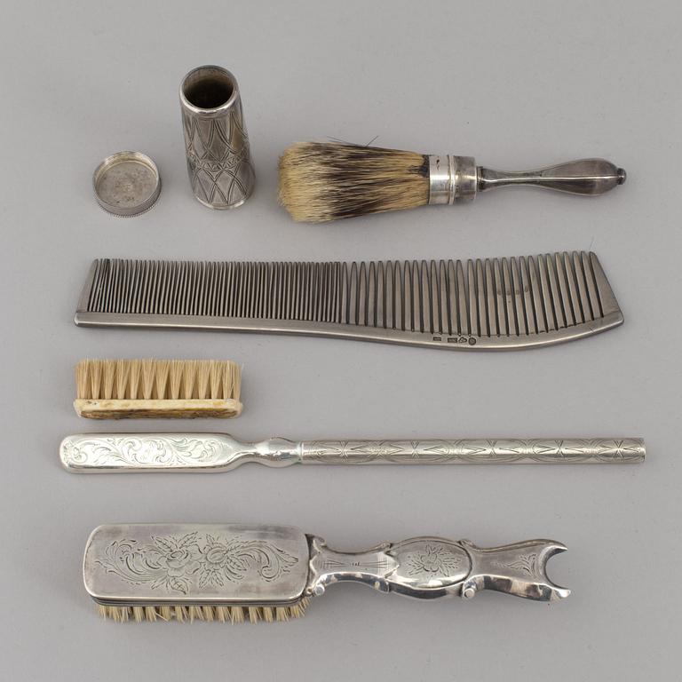 TOALETTARTIKLAR, fyra delar, silver, 1800-tal. Vikt ca 135 gram.