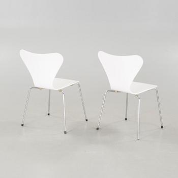 A pair of "Sjuan" chairs by Arne Jacobsen for Fritz Hansen, dated 1987.