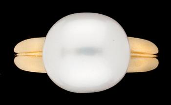 RING, set with cultured fresh water pearl, app. 12 mm.