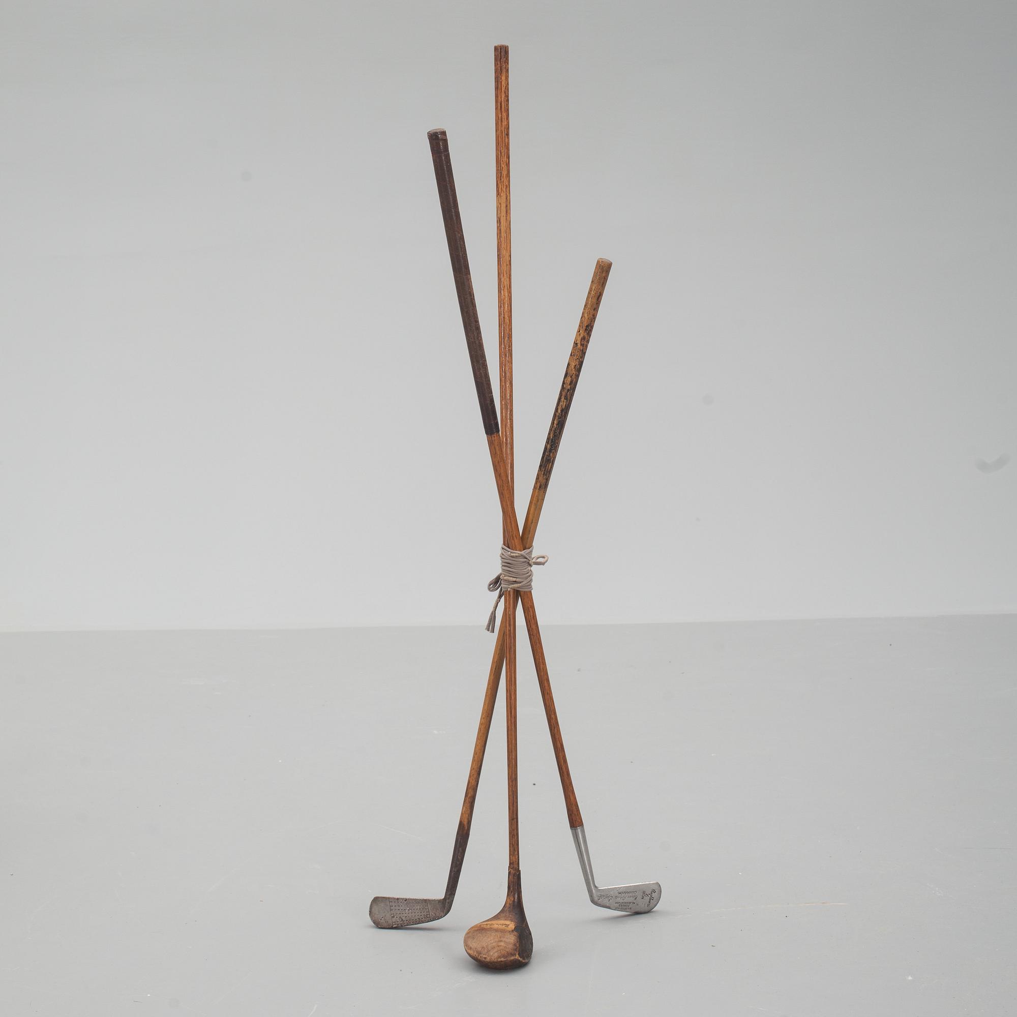 GOLFKLUBBOR, s.k Hickoryklubbor, bland annat  "Warranted Forged  Made in Scotland  Edwin Roberts..." 1920-tal.