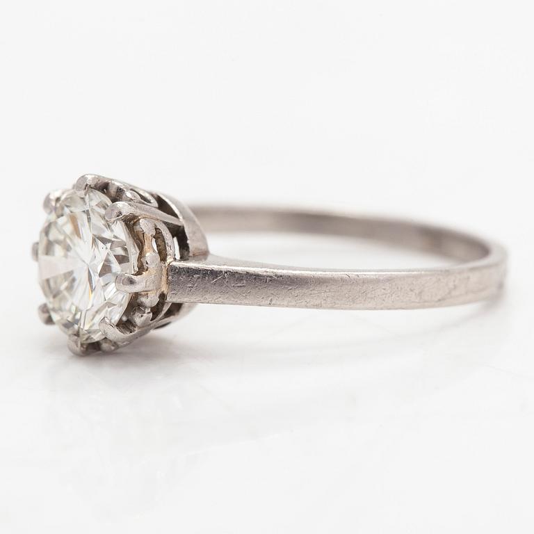 Ring, platina, med en briljantslipad diamant ca 1.33 ct, A.Tillander, Helsingfors. Med SJL- certifikat.
