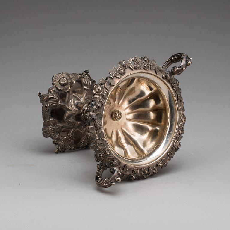 STRÖSOCKERSKÅL på FOT, silver, Gustaf Möllenborg-Féron, Stockholm, 1853. Vikt ca 950 g.