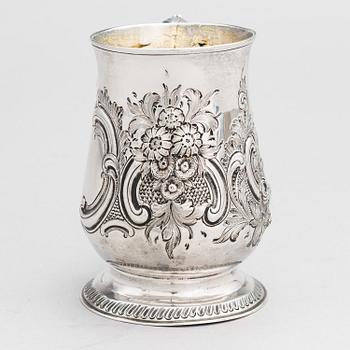 A sterling silver mug, maker's mark of John King, London 1775.
