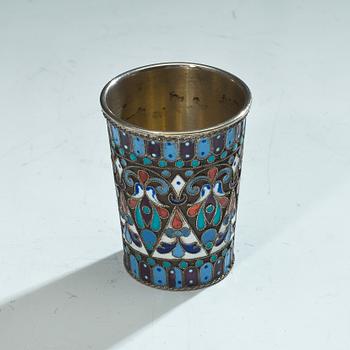VODKAKOPP, silver med emalj, cloisonné, Ryssland 1900-talets början.