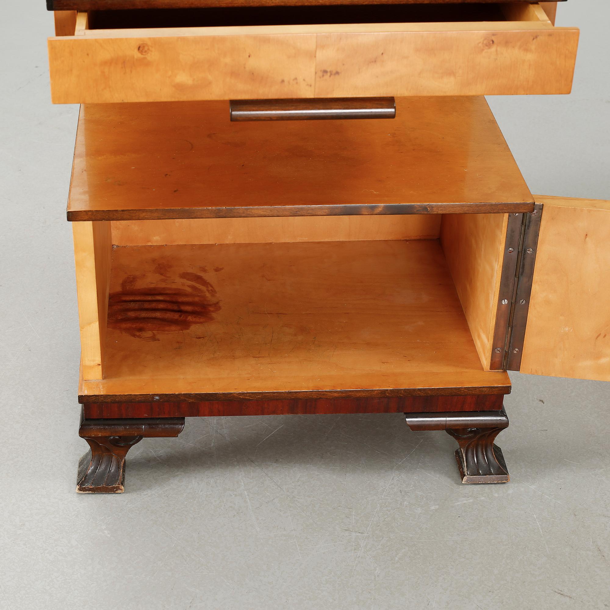 A pair of bedside tables, first half of the 20th century. - Bukowskis