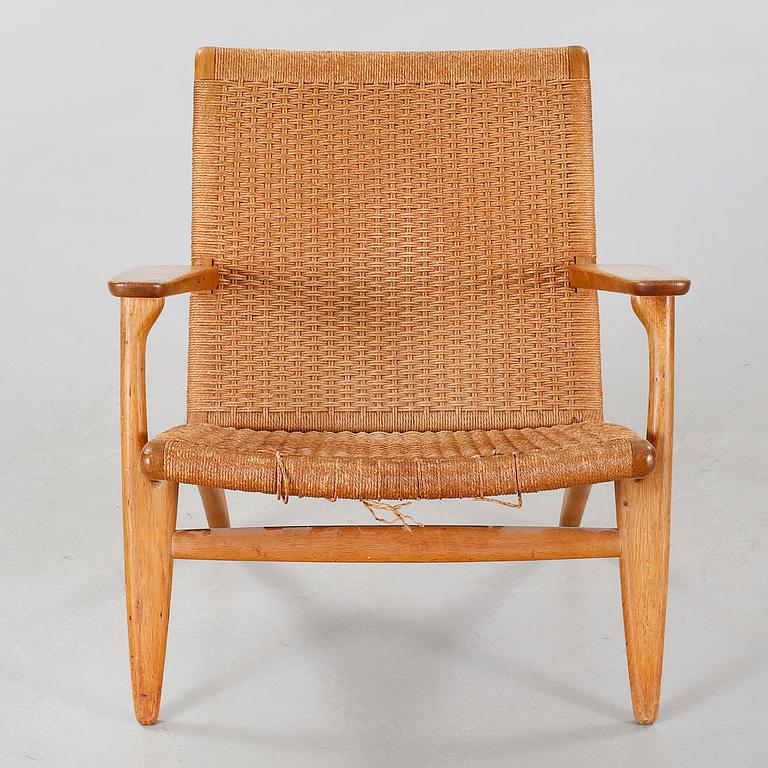 A mid 20th century easy chair by Hans J. Wegner, "CH-25".