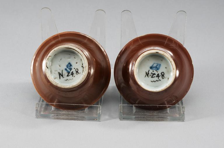 KOPPAR, två stycken, kompaniporslin. Qing dynastin, 1700-talets första hälft.