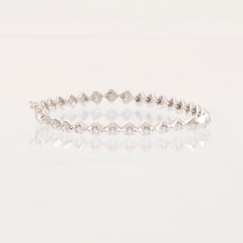 An 18K white gold tennis bracelet with round brilliant-cut diamonds.