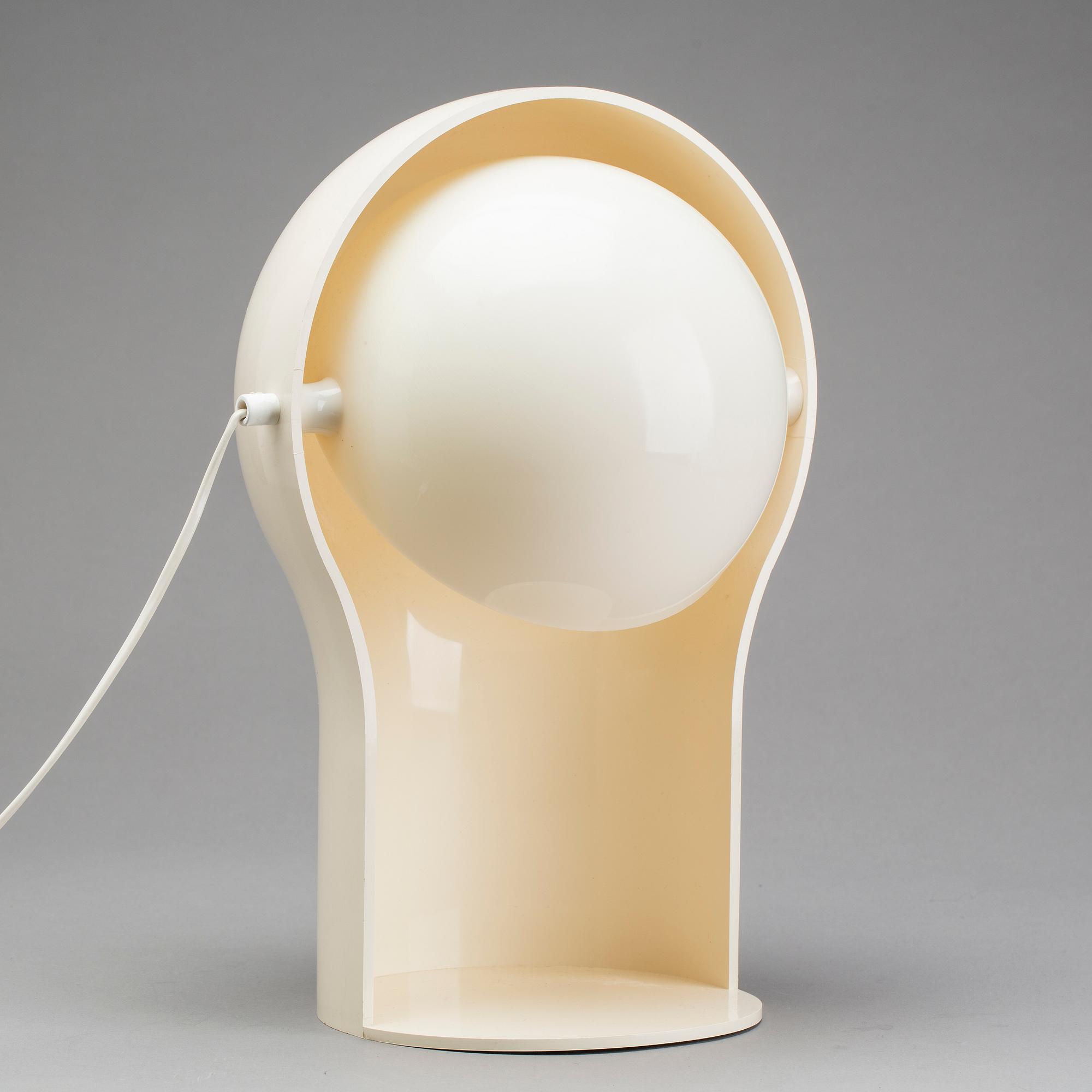 A "TELEGONO" TABLE LAMP DESIGNED BY VICO MAGISTRETTI, Artemide.