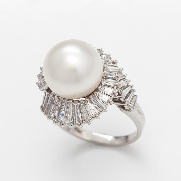 An 18K white gold ring with a south sea pearl and ca. 2.00 ct of diamonds.