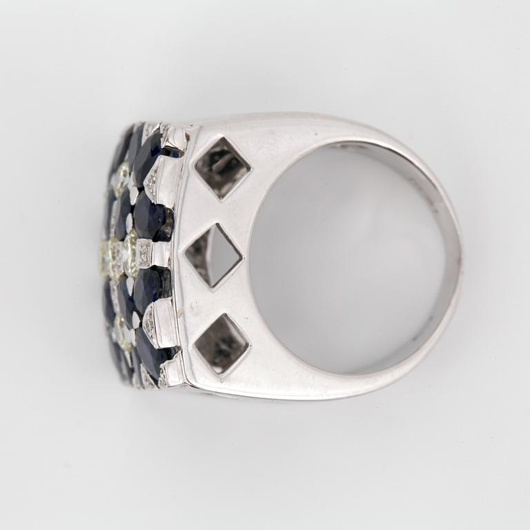 RING, 18k vitguld med briljantslipade diamanter, ca 1.20 ct samt fasettslipade blå safirer ca 5.60 ct. Vikt 18 g.