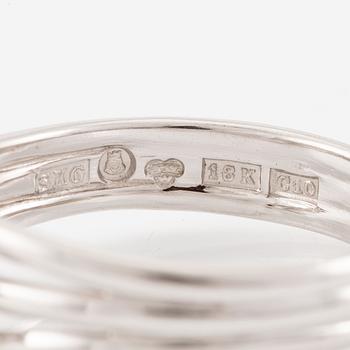 A ring in 18K white gold set with a round brilliant-cut diamond.