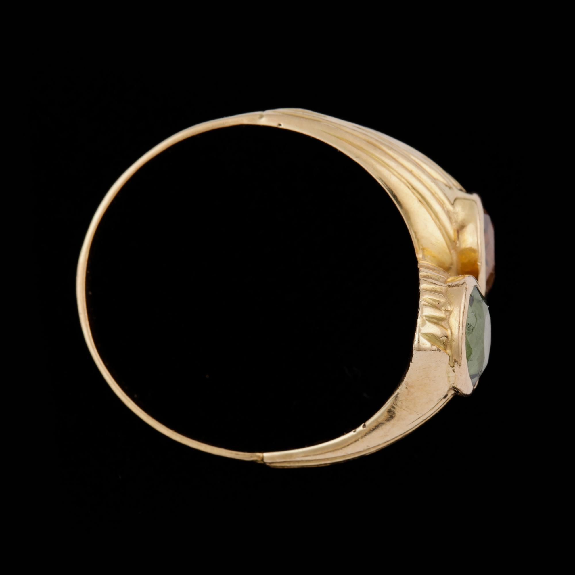 RING, 18K guld med två ovala fasettslipade stenar. Tot vikt ca 4 g.