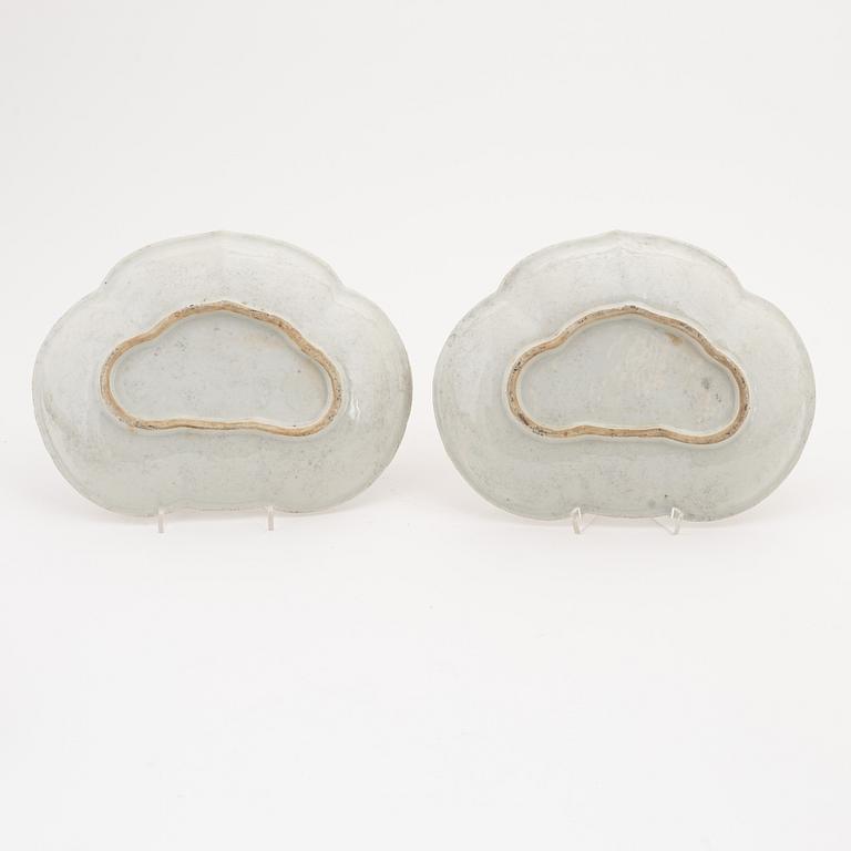 A pair of famille rose dishes, Qing dynasty, 19th Century.