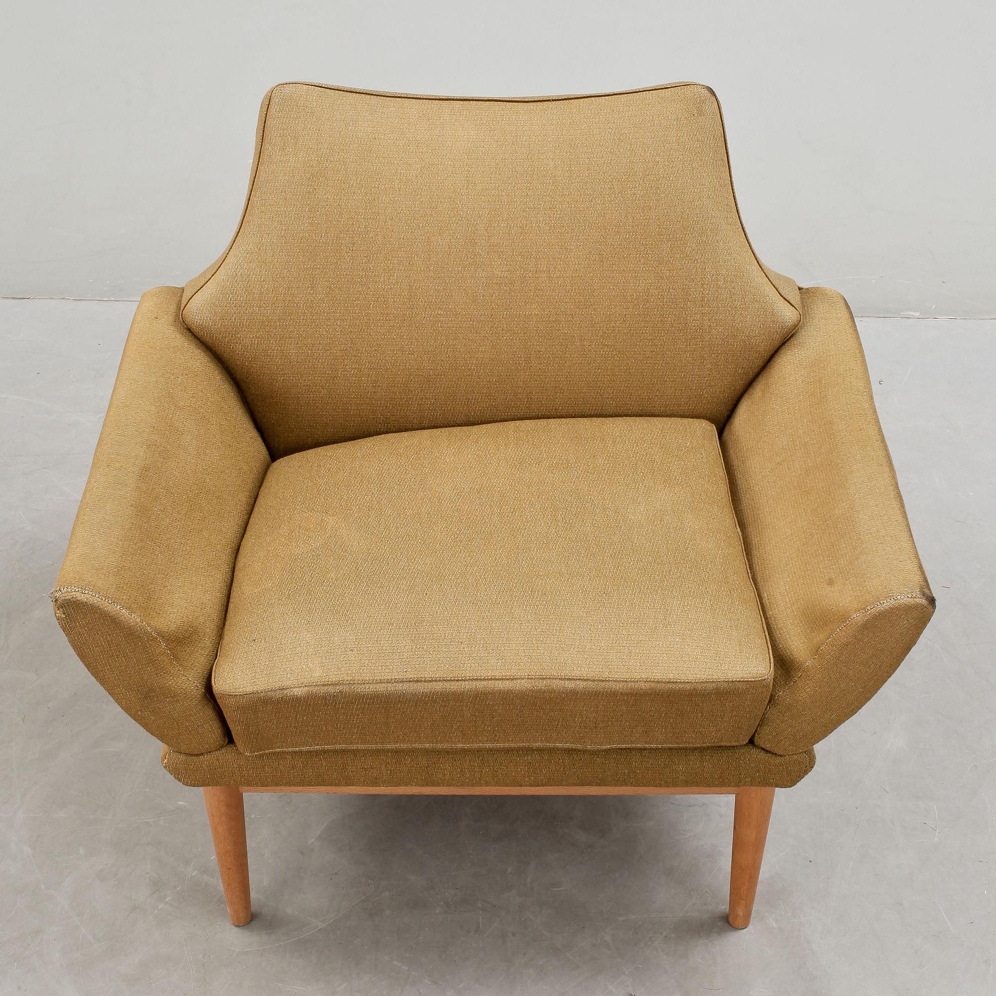 JOHANNES ANDERSEN, 3 delar, Fåtölj, Soffa och bord, Trensum Möbelfabrik, 1960-tal. Soffa etikettmärkt undertill.