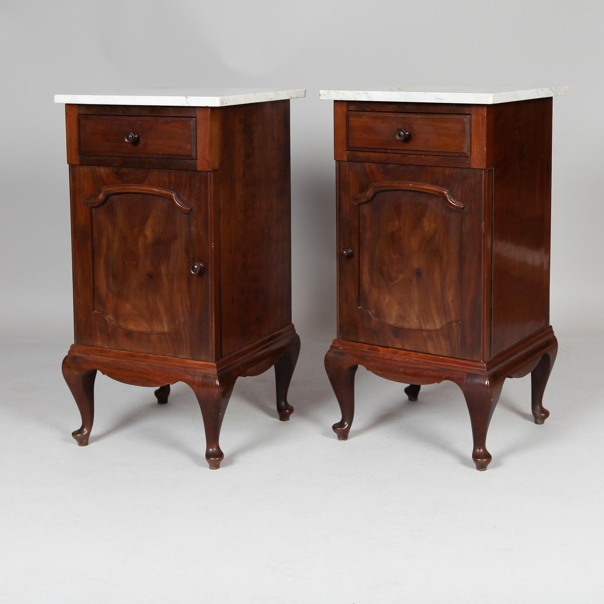 SÄNGBORD, 1 par, 1900-talets första hälft.