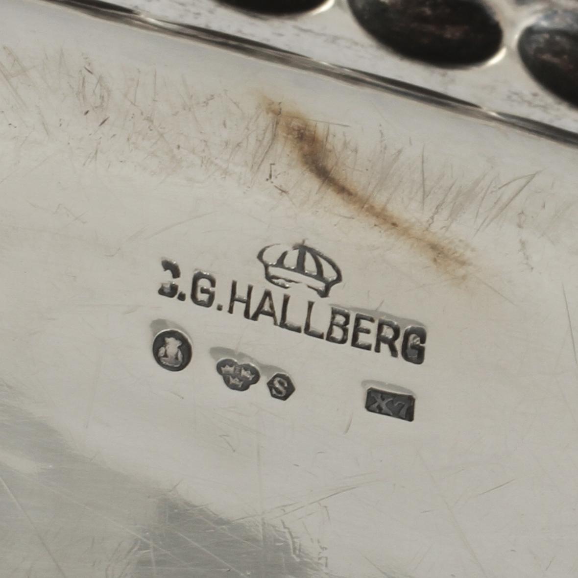 BRICKA, silver, C.G Hallberg, Stockholm, 1924. Vikt 1680 g.