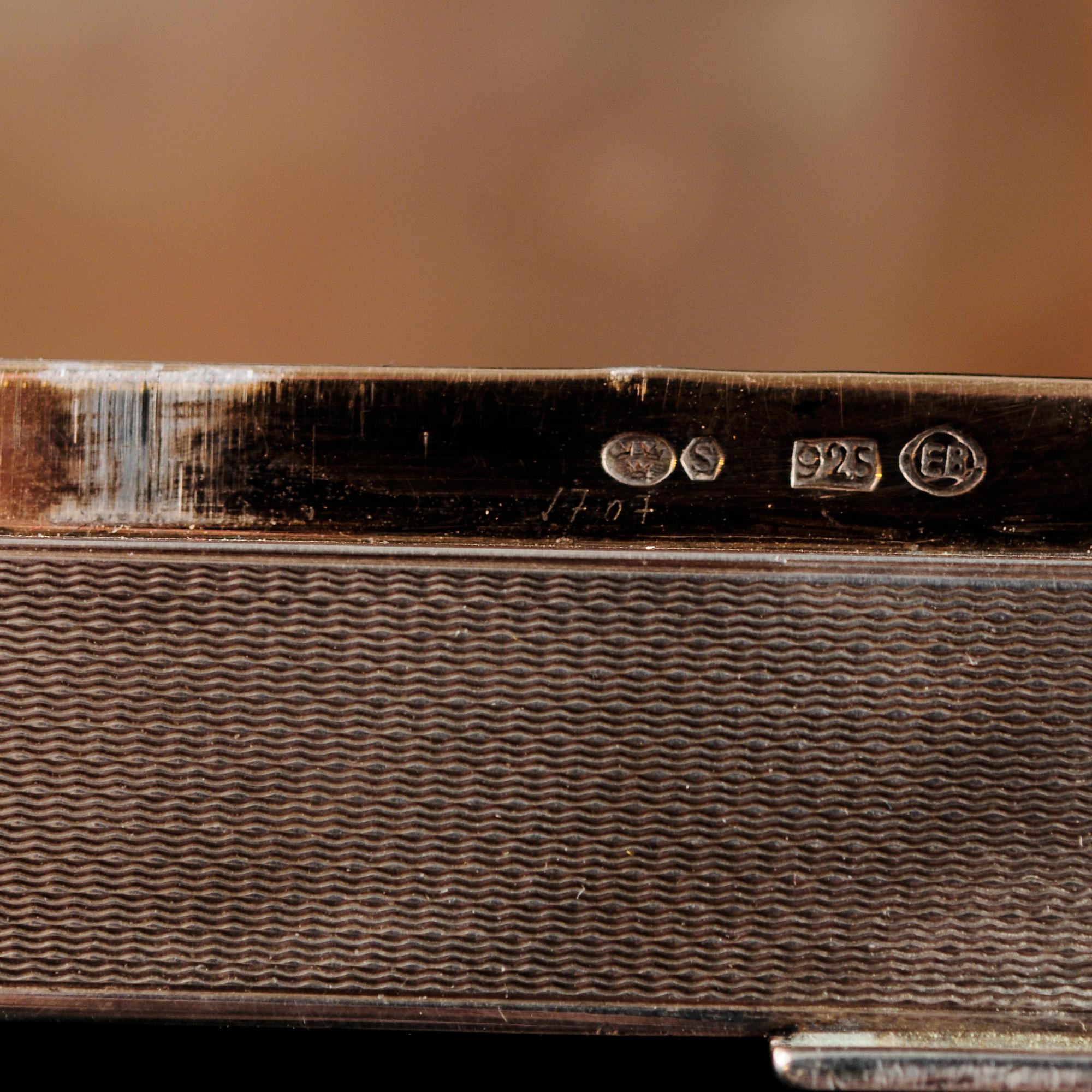 DOSA, sterlingsilver, lock med emaljarbete. Vikt 186 g.