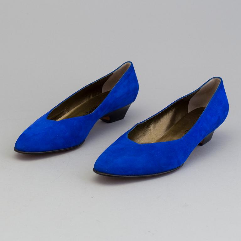 a pair of Yves Saint Laurent shoes size 41.