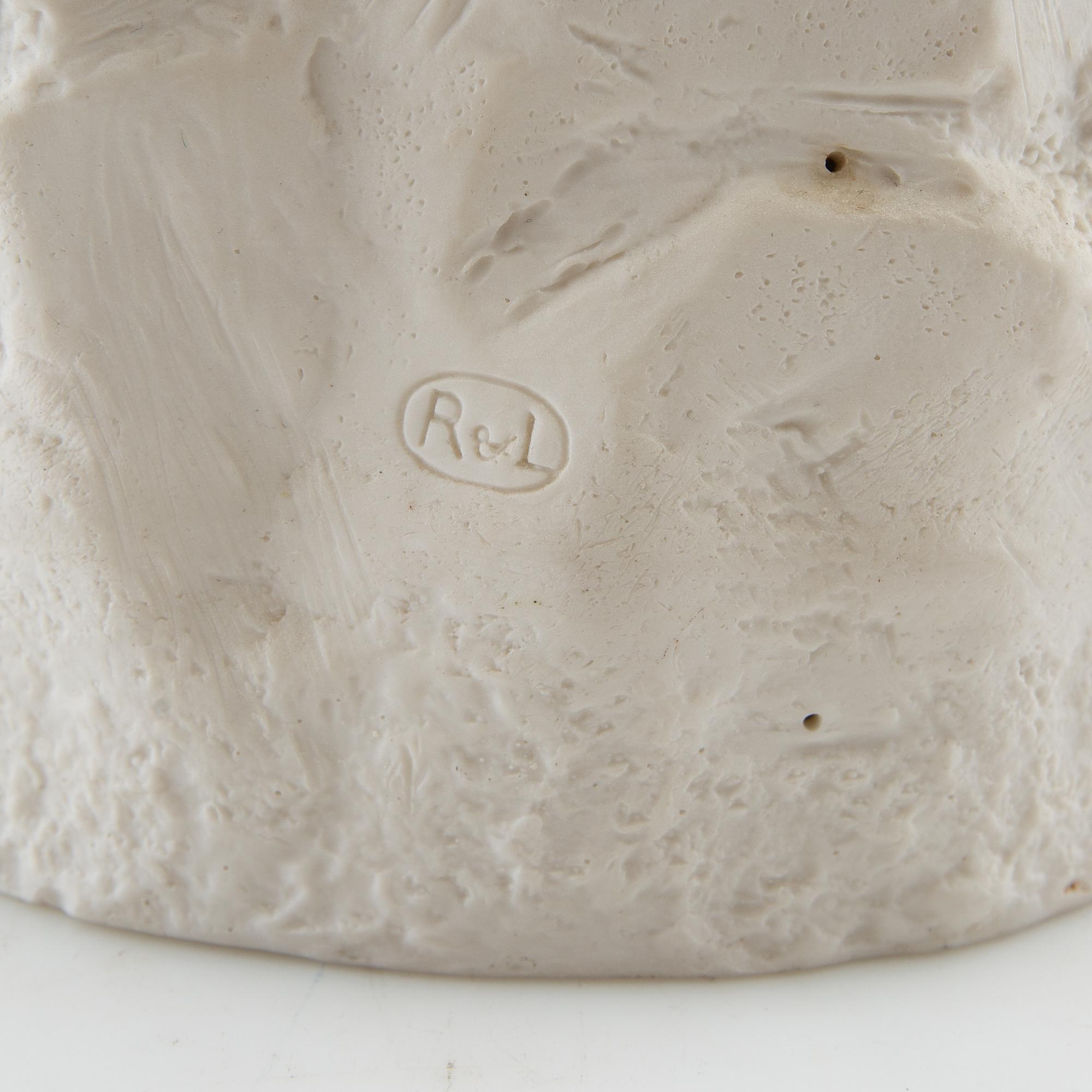 Dekorativ skulptur Flicka med katt biskvi 1900-tal.