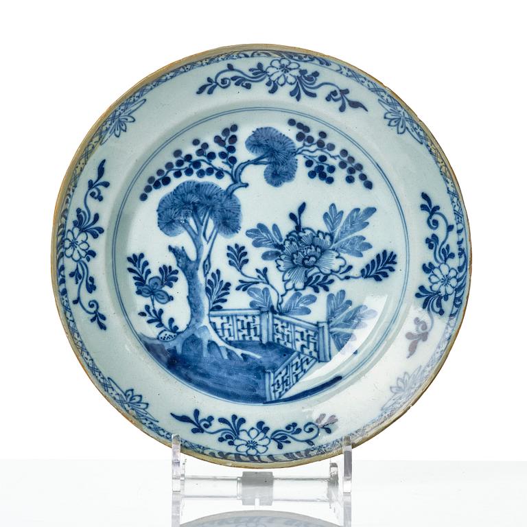 Tallrikar, tre stycken, fajans. Holland, 1700-tal.