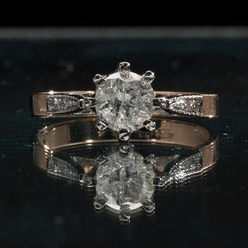 RING, guld 14K, briljantslipade diamanter. Mittstenen 1,01 ct, G/I, tot. 4 sidostenar 0,04 ct, H/SI. Vikt 2,9 g.