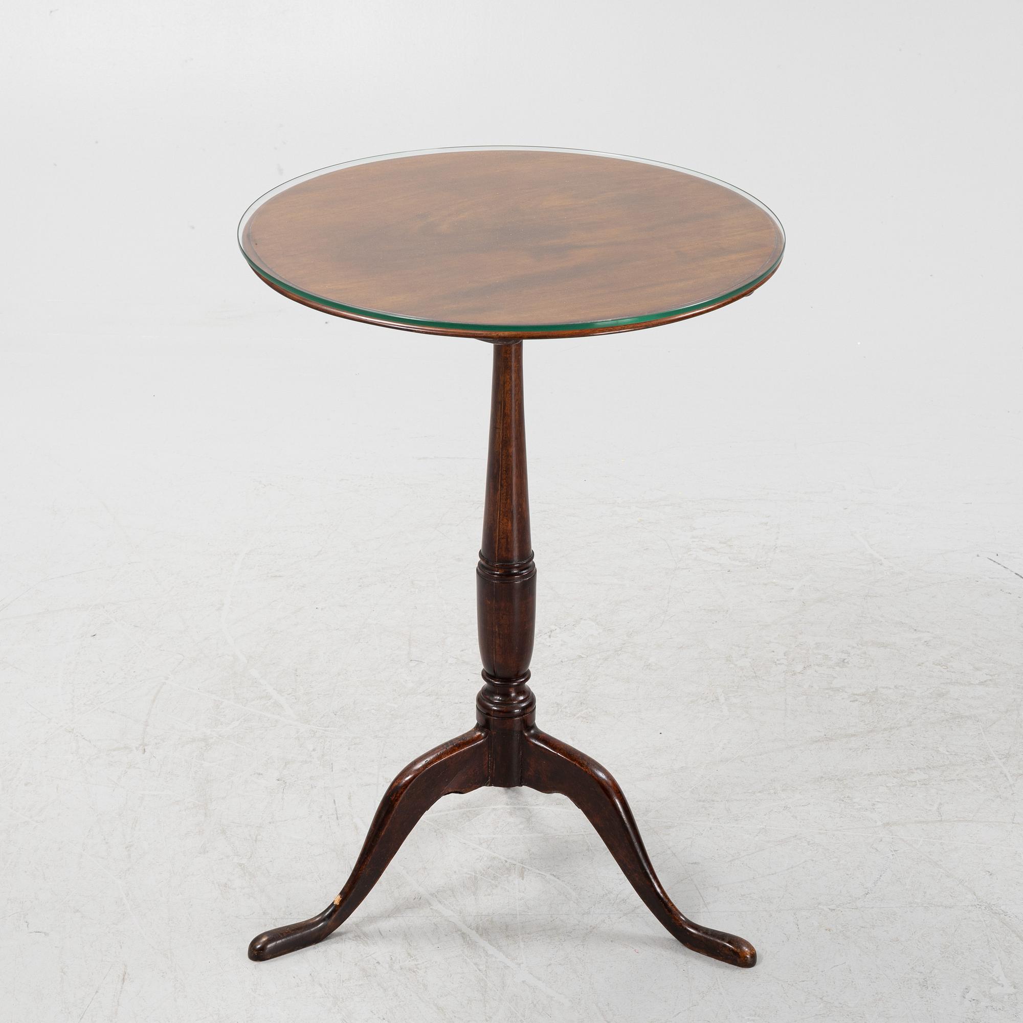A mahognay side table, 19th Century.