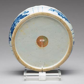 A blue and white tureen with cover, Qing dynasty, Qianlong (1736-95).