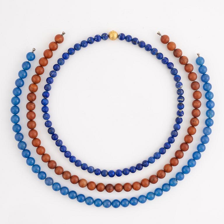 Ole Lynggaard, crown lock 18K gold, with three stone collets with prongs.