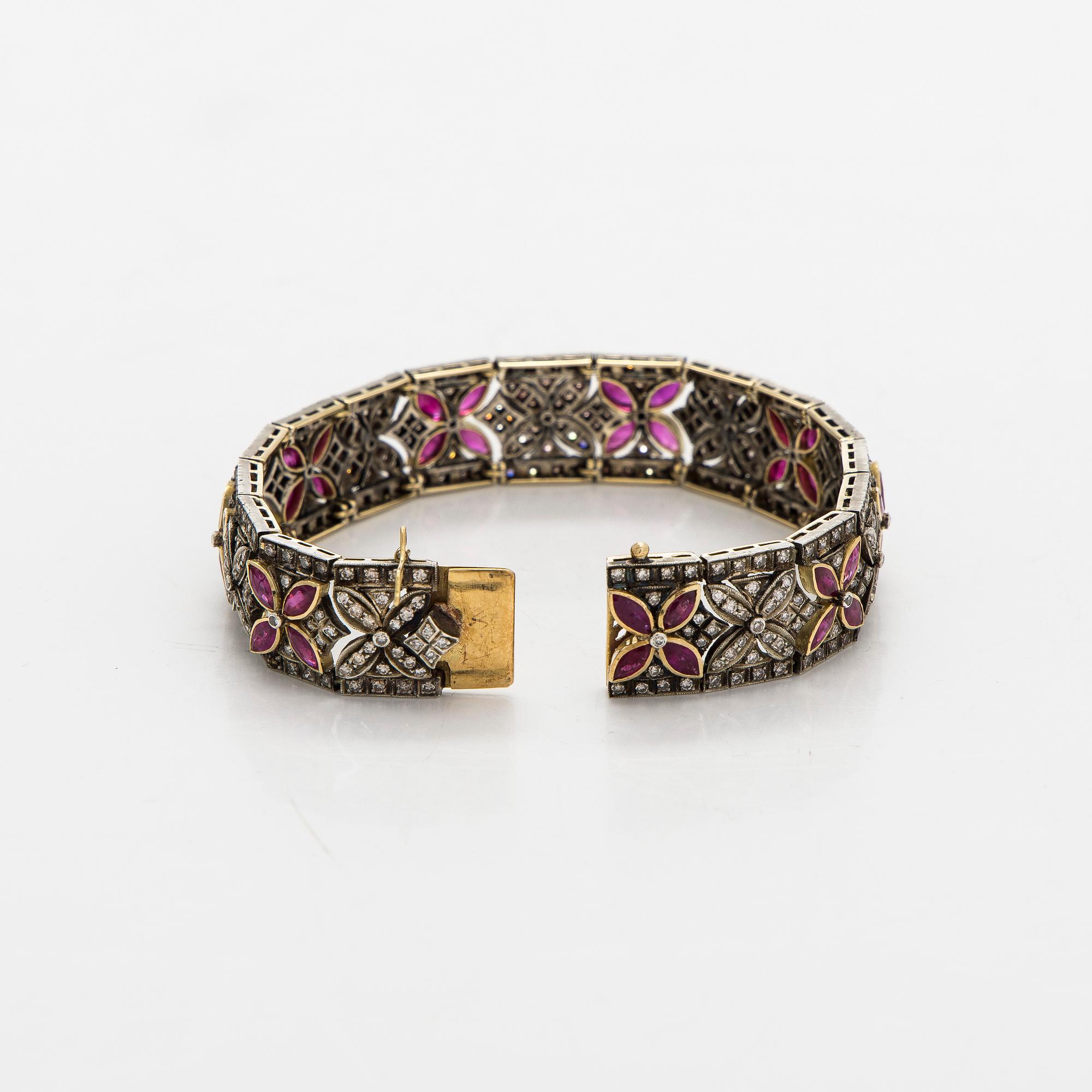Rannekoru, 8/8-hiotut timantit, rubiinit, 14K kultaa, hopeaa.