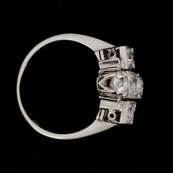 RING, 18k vitguld med 5 äldre briljantslipade diamanter. Vikt ca 6 gram.