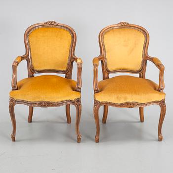 KARMSTOLAR, ett par, rokokostil, 1900-talet mitt.