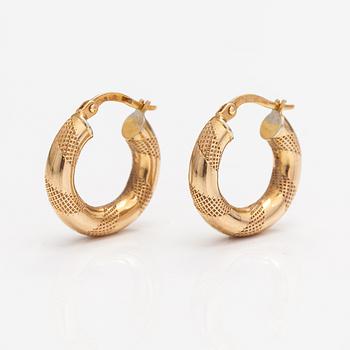 A pair of 14K ogld earrings. Unoaerre, Italy.