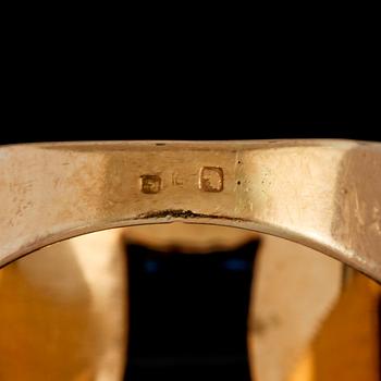 RING, 18K guld med syntetiska fasettslipade stenar, utländska stämplar. Vikt 7,1 g.