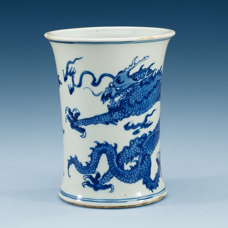 A blue and white brushpot, Qing dynasty, Kangxi (1662-1722).