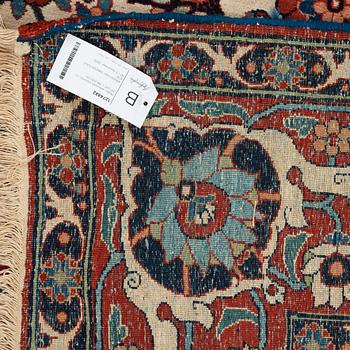 A carpet, semi-antique Veramin, ca 317-323 x 196-200 cm.