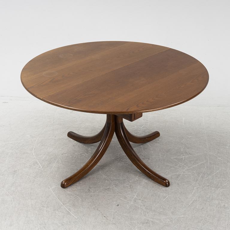 An oak dining table, AB Eriksson & Söner, Vrena, end of the 20th century.