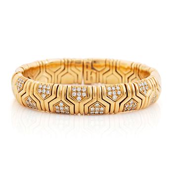 395. An 18K gold Bulgari bracelet set with round brilliant-cut diamonds.