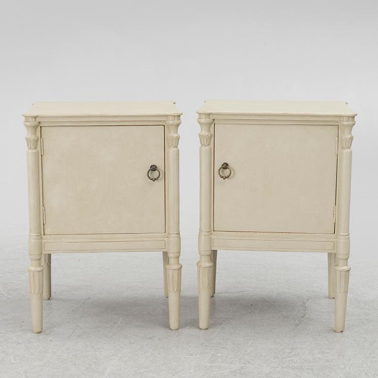 Sängbord, ett par, samtida.