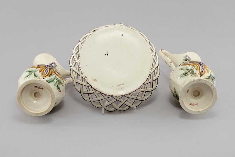 SKÅL samt KANNOR, ett par,  majolika respektive flintgods, Rörstrand och Wedgewood, omkring sekelskiftet 1900.