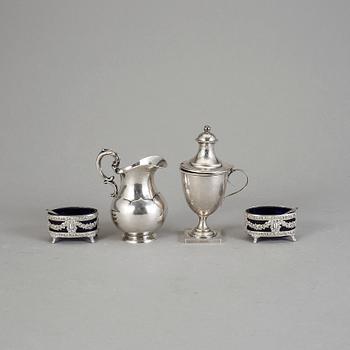PARTI SILVER, 4 delar, 1800-1900-tal. Bla Christopher Creutz, Stockholm. Total silvervikt ca 246 g.