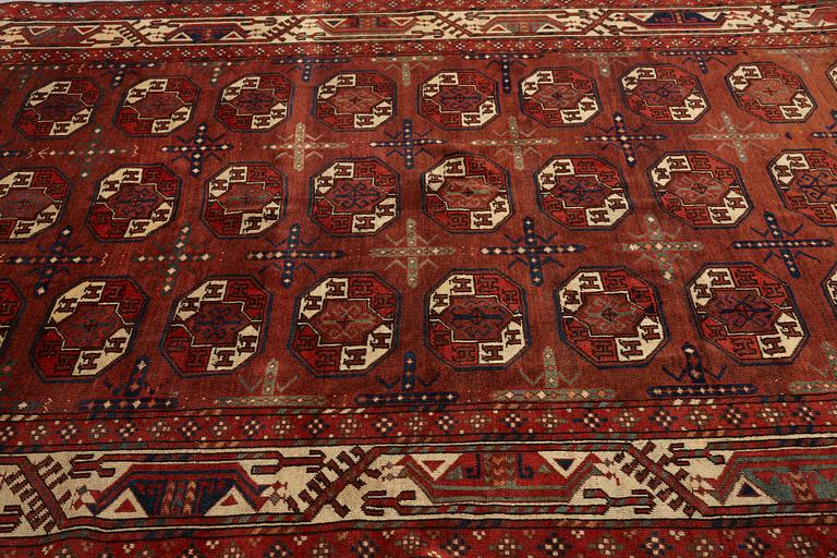 Matto, an antique Yomoud khali (main carpet), ca 244-249,5 x 172,5-174,5 cm.