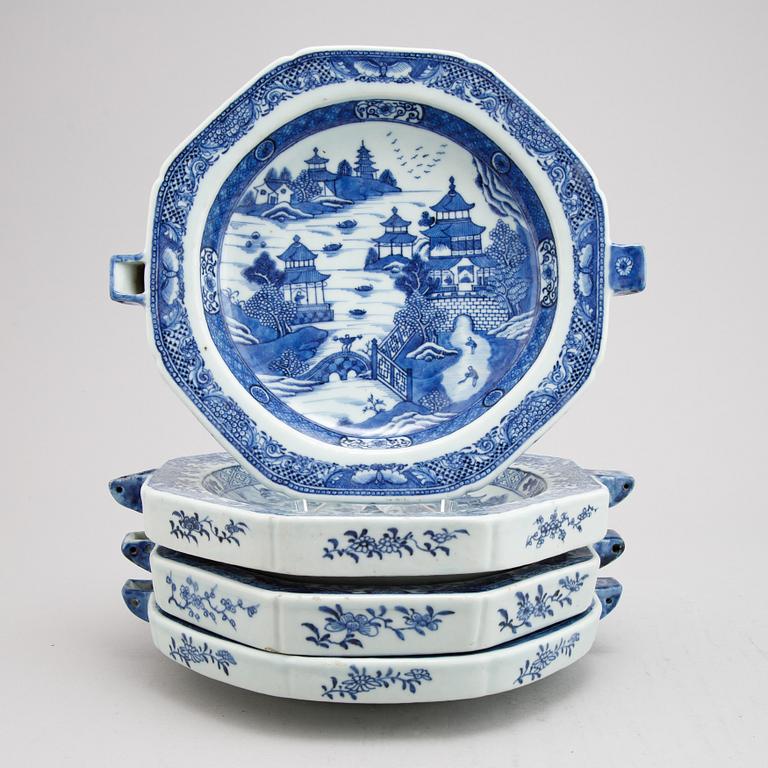 A group of four Chinese blue and white warming plates (2+1+1), Qing dynasty, 18th/19th century.