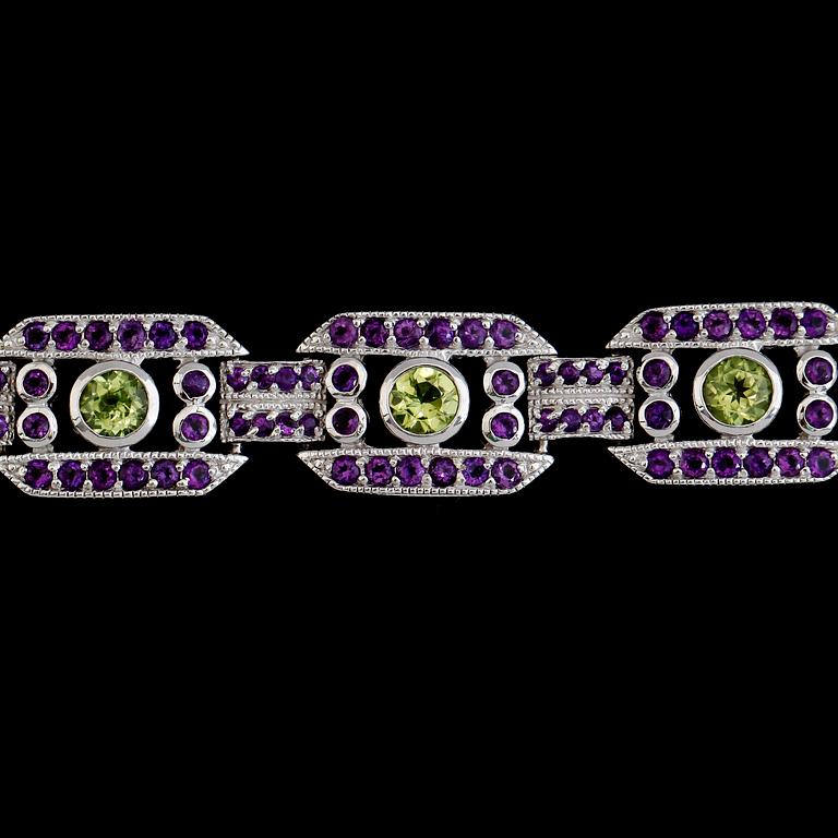 ARMBAND, sterling silver, gröna peridoter tot ca 4.10 ct, ametister tot ca 8.60 ct.