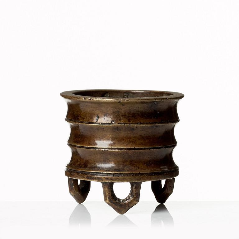 A bamboo shaped tripod censer, Qing dynasty.