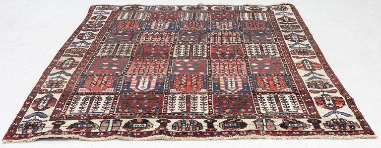 An oriental carpet, c. 290 x 200 cm.