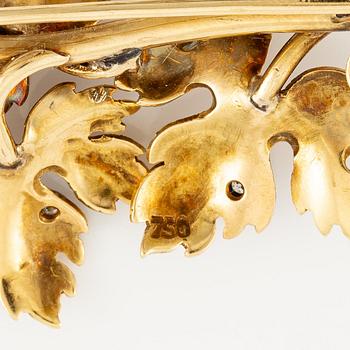 A pair of earrings and a brooch in 18K gold in the form of grapes with pearls and round brilliant-cut diamonds.