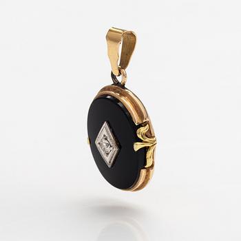 An 18K gold and onyx pendant with a diamonds ca. 0.09 ct. Italy.