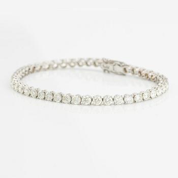 Tennis bracelet with brilliant-cut diamonds.