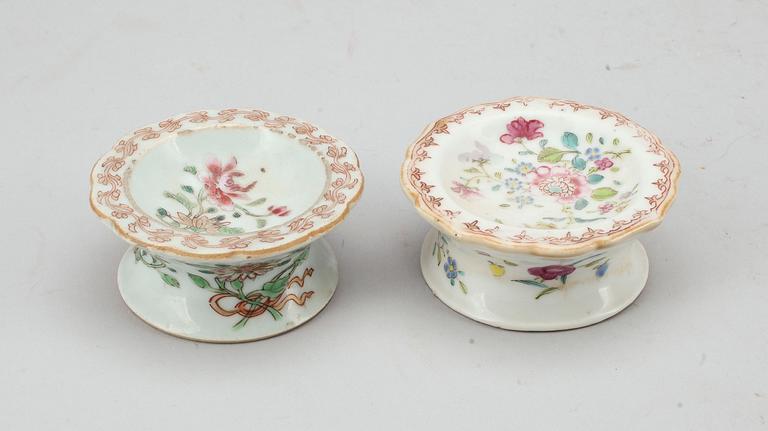 SALTKAR, två stycken, kompaniporslin. Qing dynastin, Qianlong (1736-95).